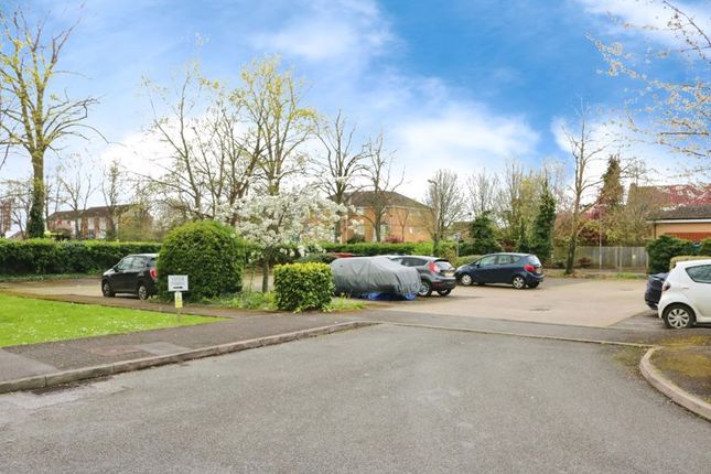 Flat for sale in Common Road, Langley, Slough