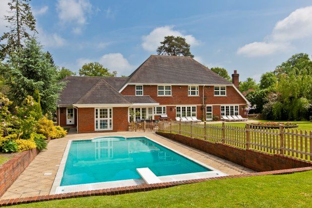 Thumbnail Detached house to rent in Birds Hill Road, Leatherhead
