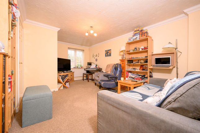 7, Tailby Avenue, Kettering photo 2