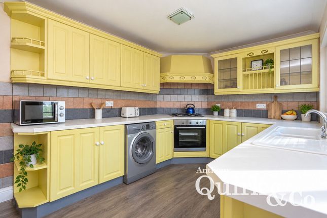 45, Meynell Avenue, Canvey Island photo 4