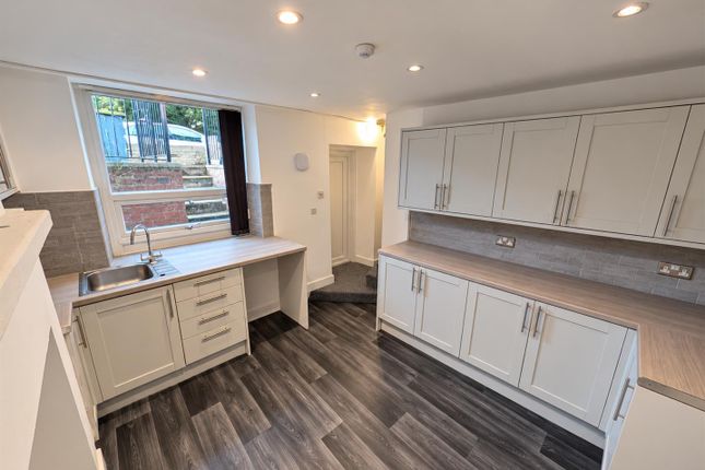 13, Ashgrove, Bradford photo 4