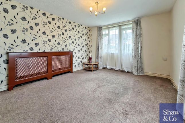 16, Eldridge Close, Feltham photo 3