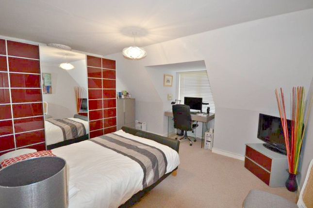 Flat 9 Holly Lodge, 218, Windsor Lane, Burnham photo 5
