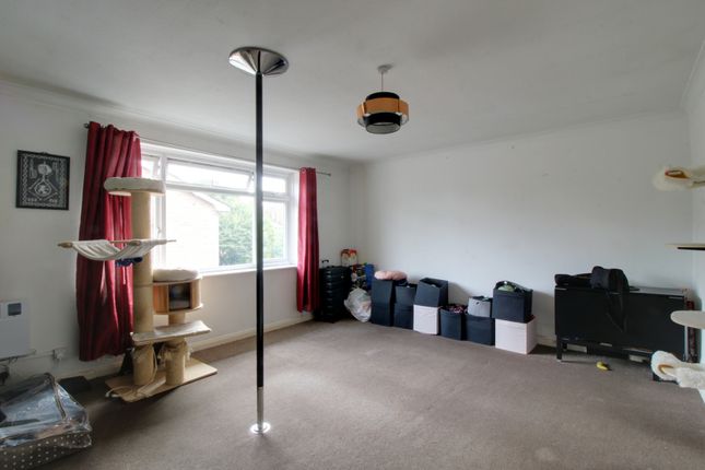 27, Waldronhyrst, South Croydon photo 2