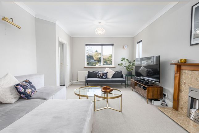 25 Medway, Crawley photo 4