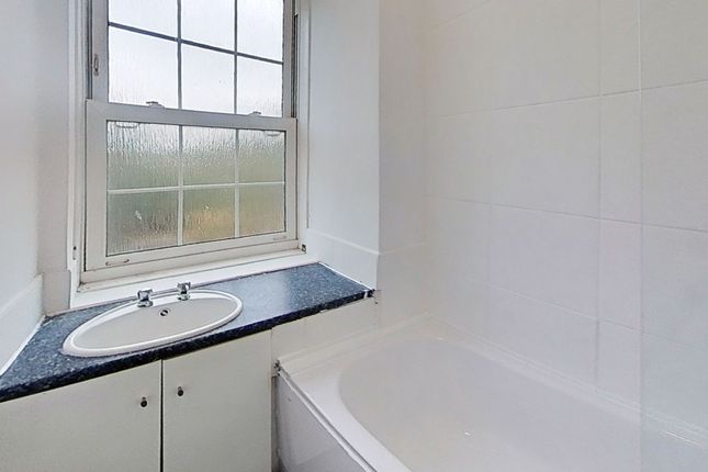 Flat 12, Drew House Leigham Avenue, London photo 4
