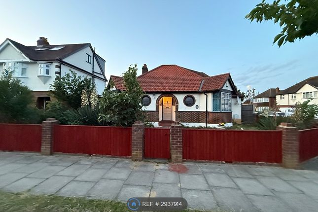 Clayton Road, Chessington, London photo 4