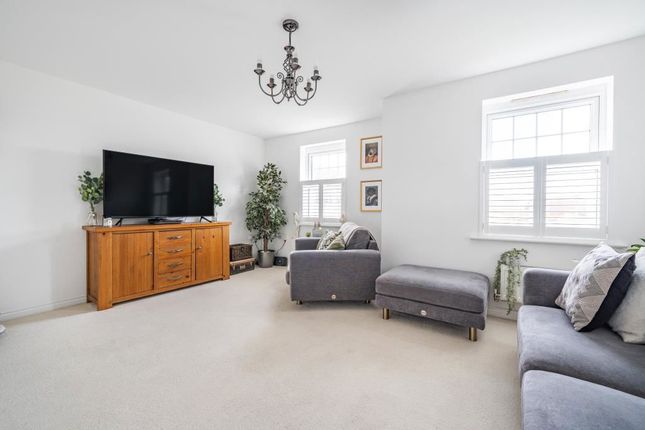 Thumbnail Town house for sale in Goldfinch Crescent, Bracknell