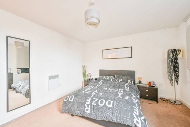 Flat to rent in Commercial Road, Limehouse, London