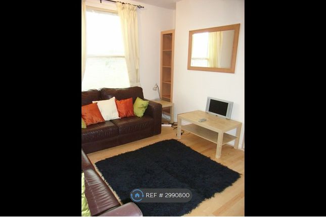 Flat, Wengham House Sundew Avenue, London photo 2