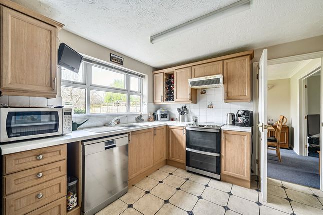 4 Cranham Avenue, Billingshurst photo 2