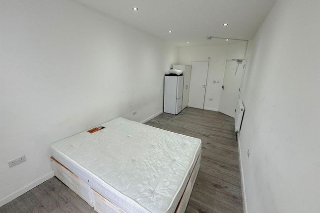 Thumbnail Flat to rent in Catherine Gardens, Hounslow