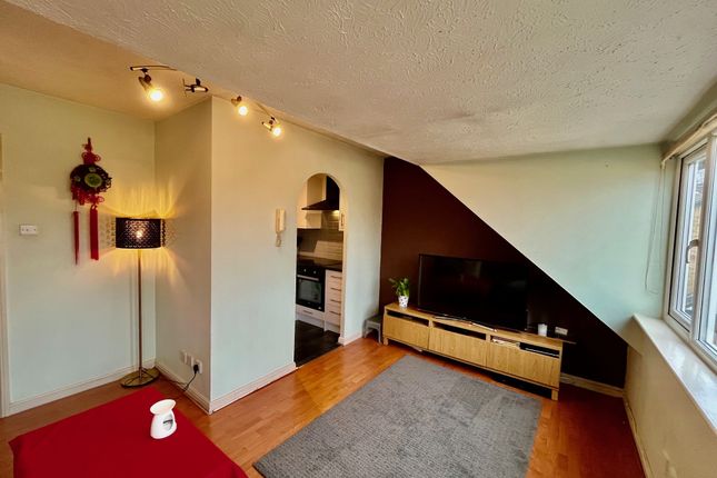 46, Rochester Drive, Watford photo 2