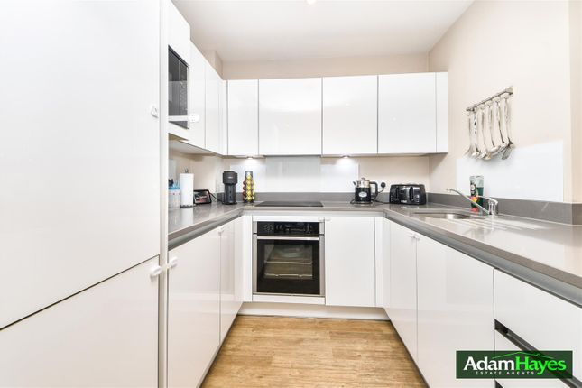 Flat 4 Adastra House, 403 Nether Street, London photo 3