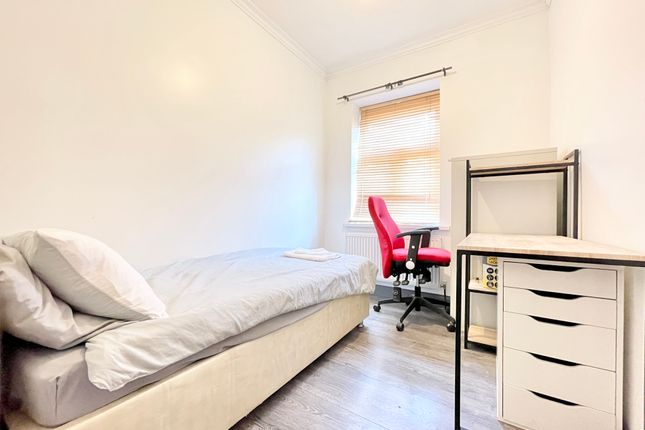 Room to rent in Castleview Gardens, Ilford