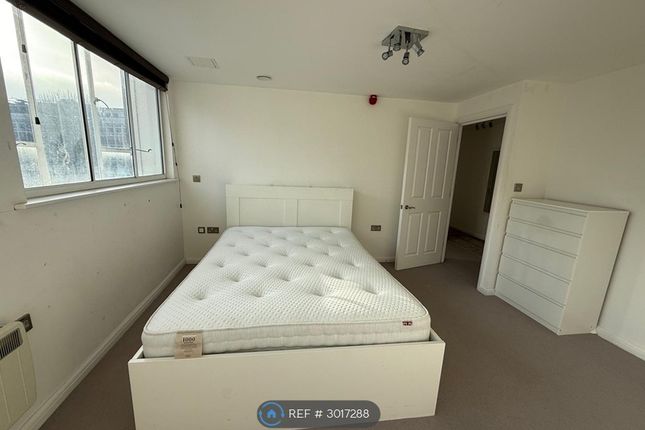 Flat, High Street, Kingston Upon Thames photo 3