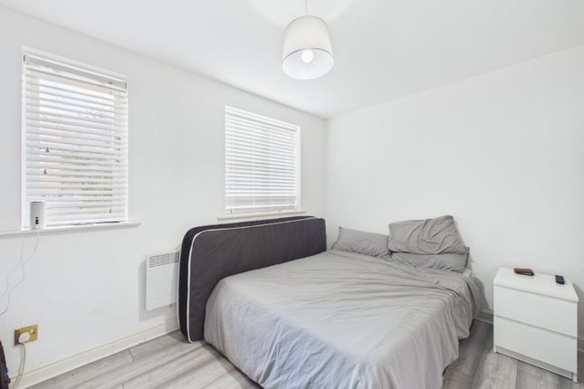42, Lovegrove Drive, Berkshire photo 4