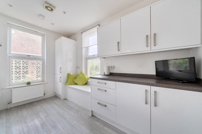 Flat 1, Aragon House, 2, Hollow Lane, Reading photo 3