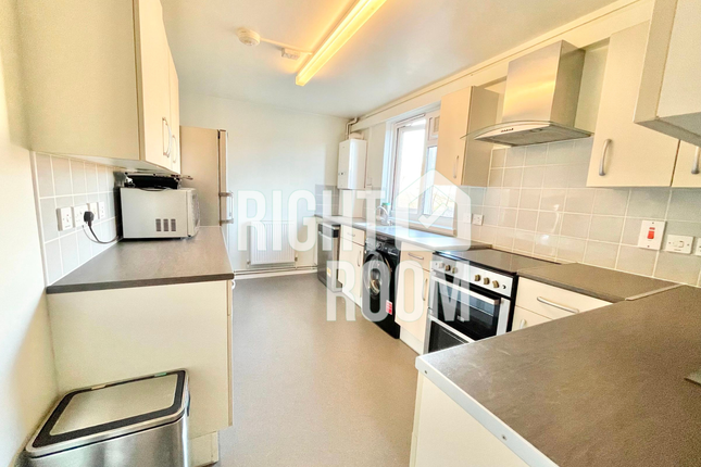 Room 4, 51 Berkeley Walk, London photo 4
