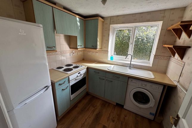 8, TARN HOWES CLOSE, THATCHAM photo 4