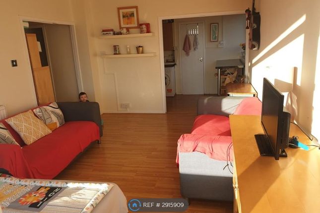 Flat, Farnborough House Fontley Way Sw Nf Roehampton, London photo 2