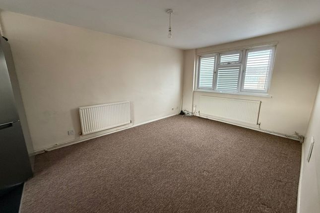 15, Harvey Road, Aylesbury photo 3