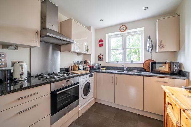 8, Crownwood Gate, Farnham photo 4