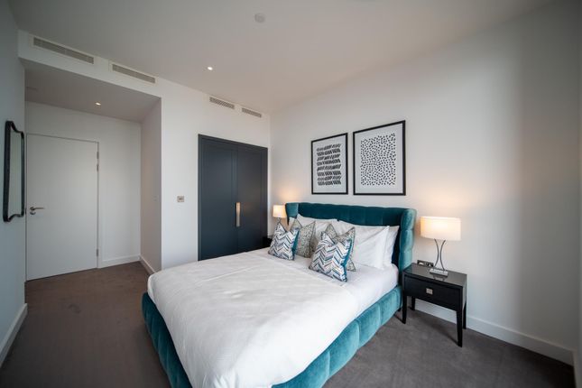 Flat for sale in Defoe House, London City Island, London