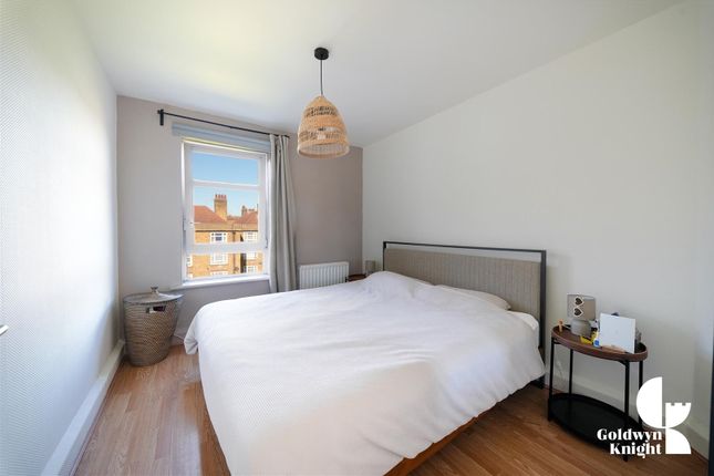 Flat 40 Gooding House, Valley Grove, London photo 4
