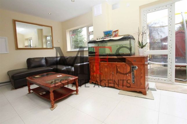 35, Summerhouse Lane, Middlesex photo 3