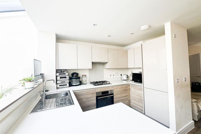44 Five Oaks Lane, Chigwell photo 3