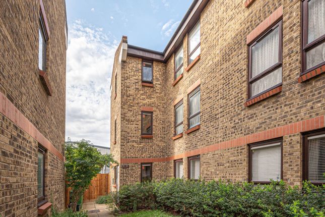 Flat to rent in Wedmore Gardens, Archway, London