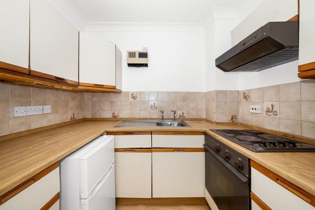 Studio flat on 38, Cedar Close, London, £100,000