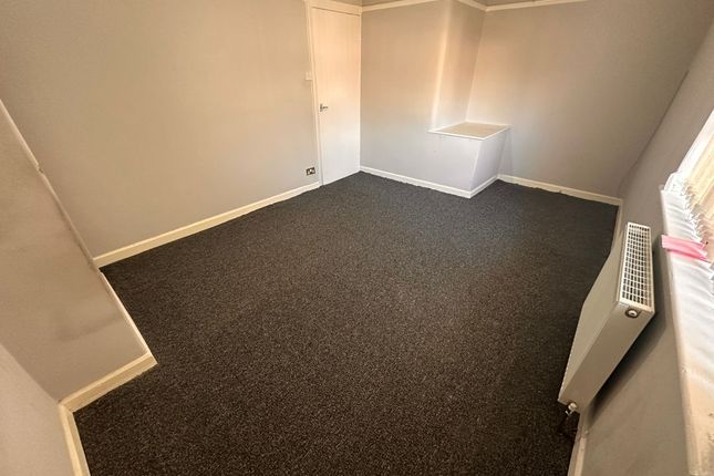 17, Throstle Avenue, LEEDS photo 5