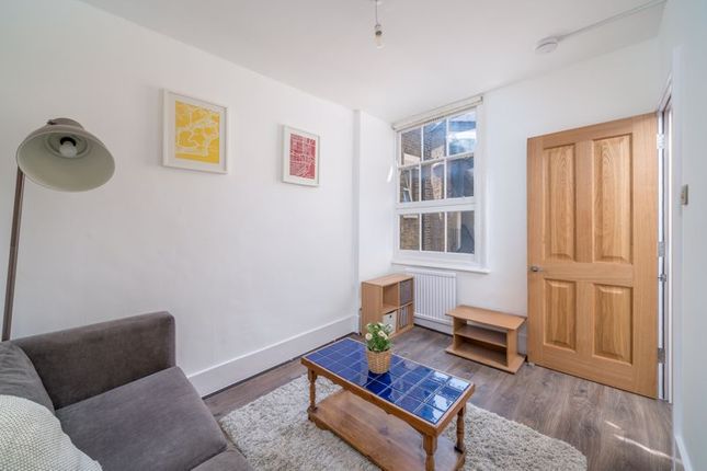 Flat for sale in Cavendish Mansions, Clerkenwell Road, London