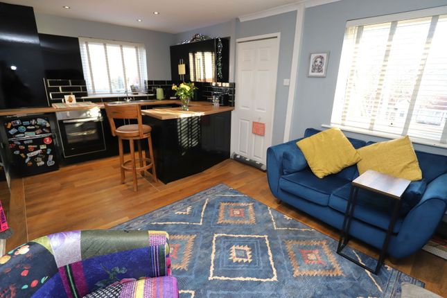 15, Barrett Court, Bury photo 2