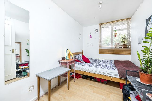Flat for sale in Hawthorne Close, London