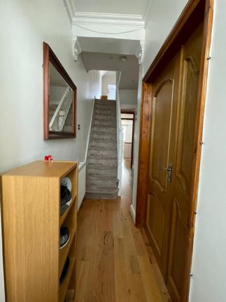 Flat Room 2, 378, Merton Road, London photo 4