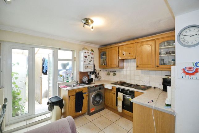 87, Hunters Grove, Hayes photo 3