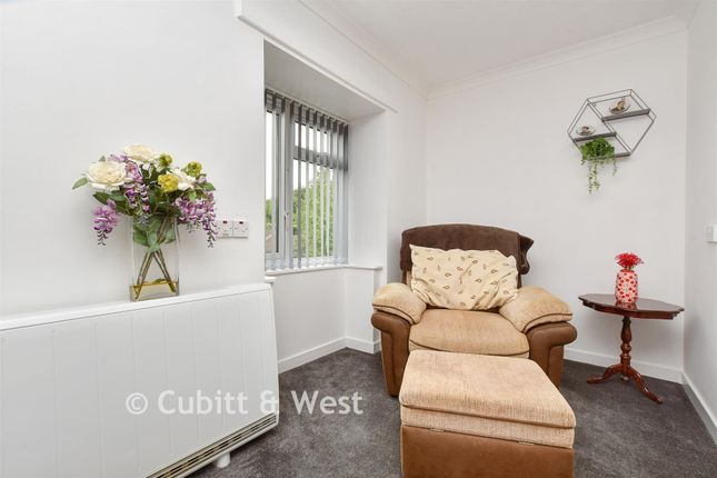 Rowan Mead, Henbit Close, Tadworth photo 3