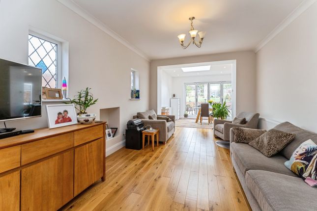 43, Abbotshall Avenue, London photo 4