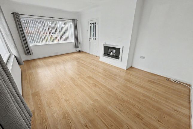 25 Rhodes Drive, Bury photo 2