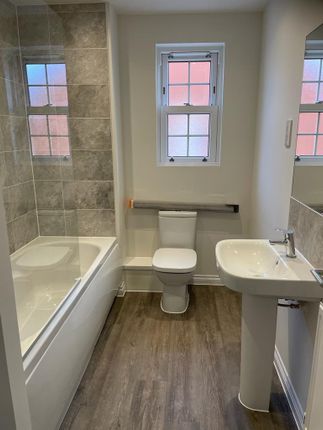 Bathroom 2.Jpg