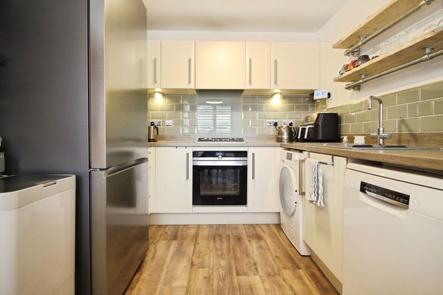 23 Malory Close, Swindon photo 4