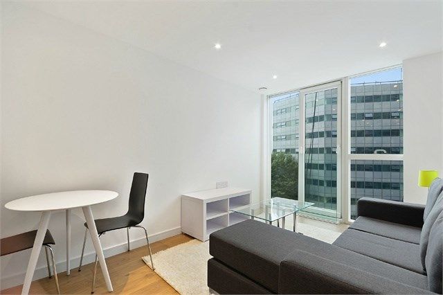 Thumbnail Flat for sale in Pinnacle Apartments, Saffron Central Square, Croydon