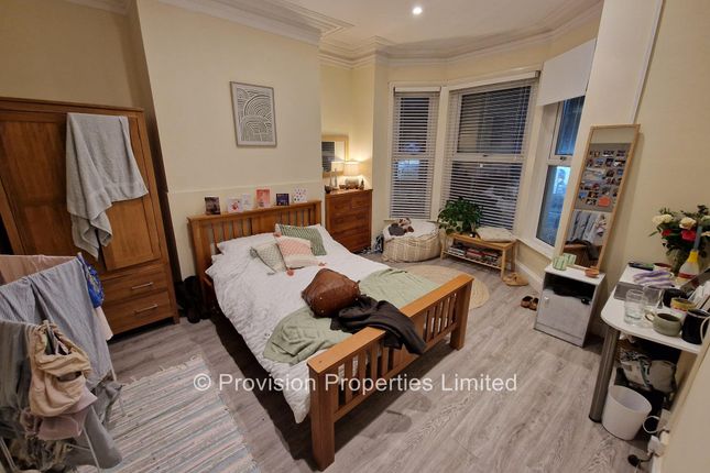 Queens Road, Hyde Park photo 2
