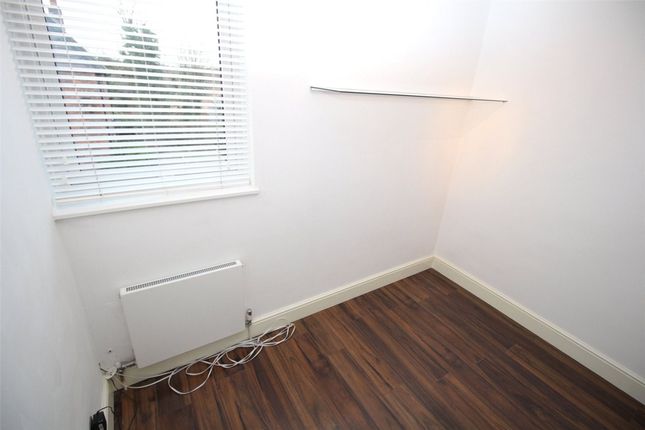 6 Somercoates Close, Barnet photo 5