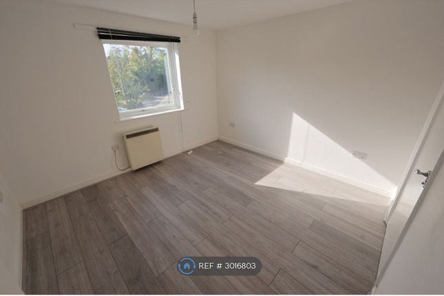 Flat, Kingfisher Heights Hogg Lane, Grays photo 3