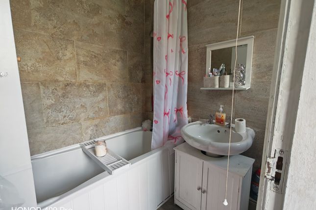 16, Waterloo Grove, Pudsey photo 5