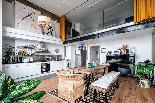 Flat for sale in Kings Wharf, Haggerston